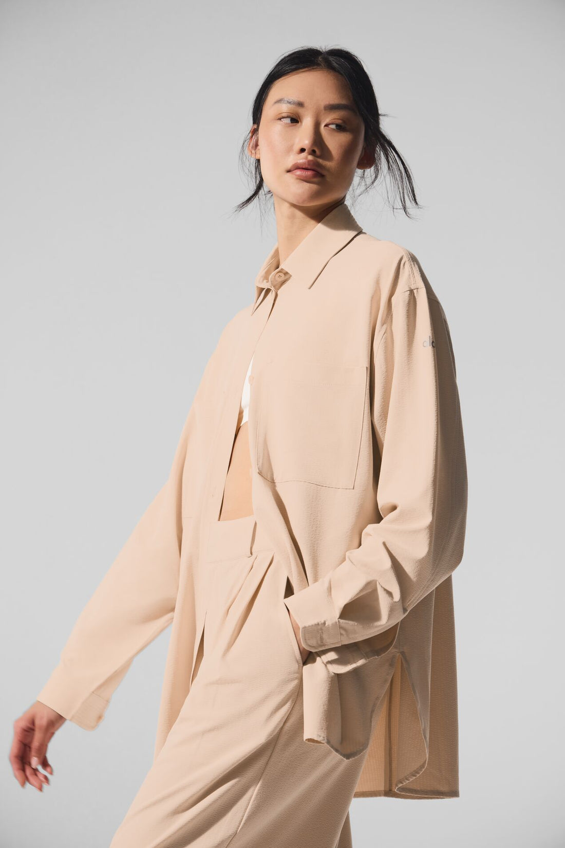 Camisa de manga larga con botones y paisaje onírico