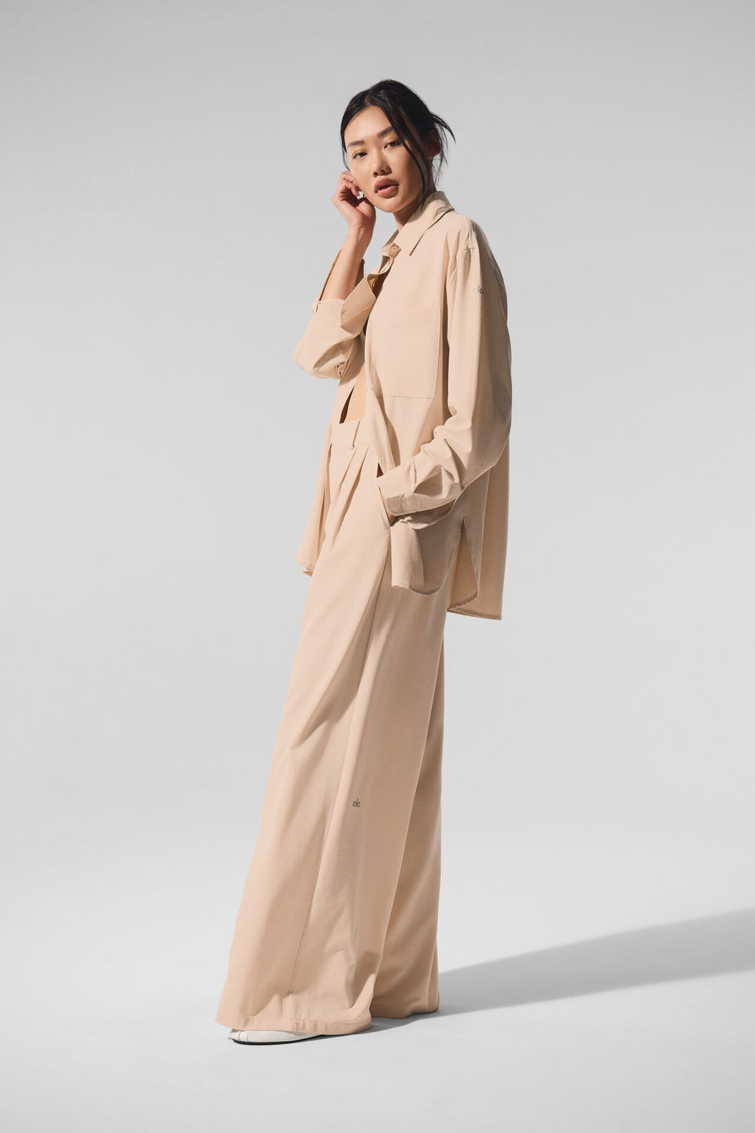 Camisa de manga larga con botones y paisaje onírico