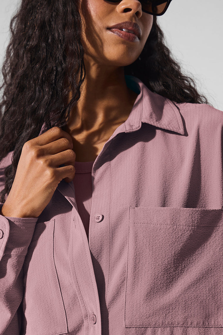 Camisa de manga larga con botones y paisaje onírico